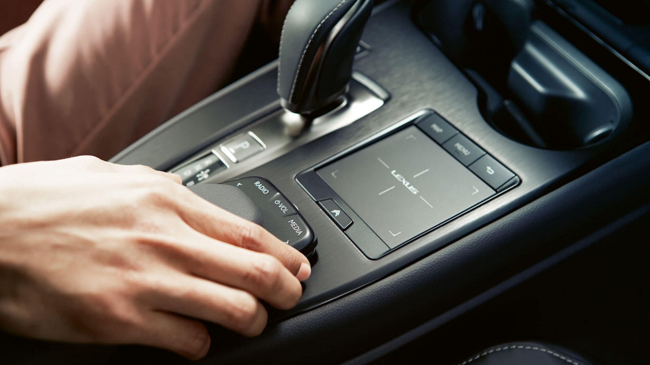 Lexus UX 300e touch pad 